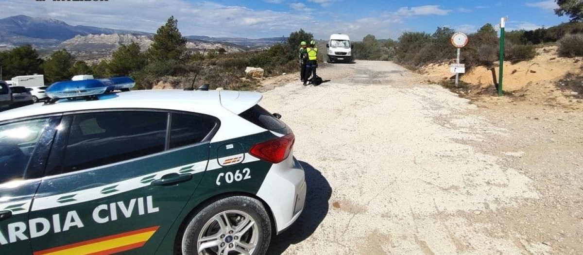 Patrulla de la Guardia Civil en el lugar en el que ha sido hallado muerto un senderista, en Alicante
REMITIDA / HANDOUT por GUARDIA CIVIL ALICANTE
Fotografía remitida a medios de comunicación exclusivamente para ilustrar la noticia a la que hace referencia la imagen, y citando la procedencia de la imagen en la firma
17/10/2024