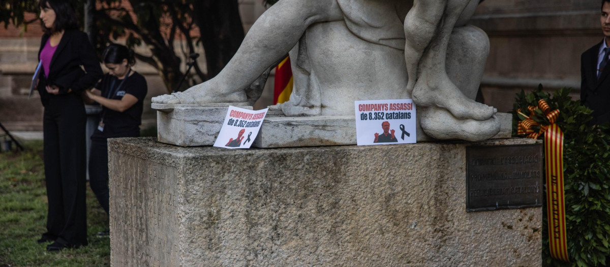 Carteles en el homenaje de los diputados de Vox a las víctimas de la represión republicana