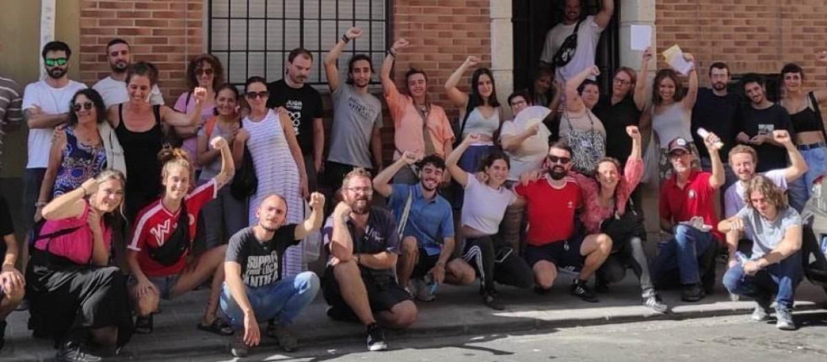 Miembros del  Sindicat de Barri Carolines, que ha organizado un taller de okupación con actividades infantiles