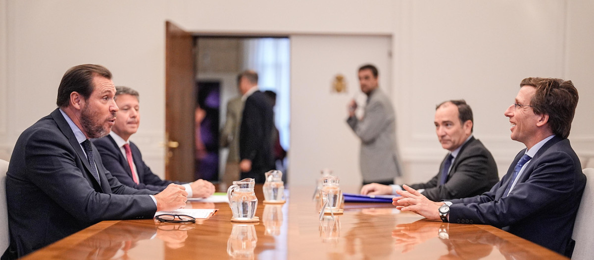 José Luis Martínez-Almeida y Óscar Puente durante la reunión