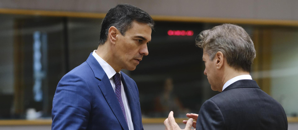 El presidente del gobierno de España Pedro Sánchez (i), durante la sesión de trabajo de la cumbre del Consejo Europeo en Bruselas (Bélgica), este jueves. Los líderes de la UE se reúnen en Bruselas para debatir sobre Ucrania, Oriente Medio, competitividad, migración y asuntos exteriores.EFE/ Alexandros Michailidis/UE***SOLO USO EDITORIAL/SOLO DISPONIBLE PARA ILUSTRAR LA NOTICIA QUE ACOMPAÑA (CRÉDITO OBLIGATORIO)***