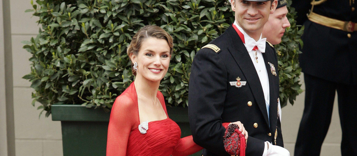 EL PRINCIPE FELIPE DE BORBON Y SU PROMETIDA DOÑA LETIZIA ORTIZ ( VESTIDA DE LORENZO CAPRILE ) EN LA BODA REAL DEL PRINCIPE HEREDERO FEDERICO DE DINAMARCA Y LA ABOGADA AUSTRALIANA MARY ELIZABETH DONALDSON , CLEBRADA EN LA CATEDRAL DE COPENHAGEN
ACTION PRESS / ©KORPA
14/05/2004
*** Local Caption *** ACTION PRESS / OHLENBOSTEL/LANGBEHN / #00357.051#
WEDDING OF MARY DONALDSON AND CROWN PRINCE FREDERIK. FELIPE AND LETIZIA ORTIZ ROCASOLANO OF SPAIN ARE LEAVING THE "FRUE KIRKE" IN COPENHAGEN ON MAY 14, 2004 AND GETTING INTO THE CARRIAGE.