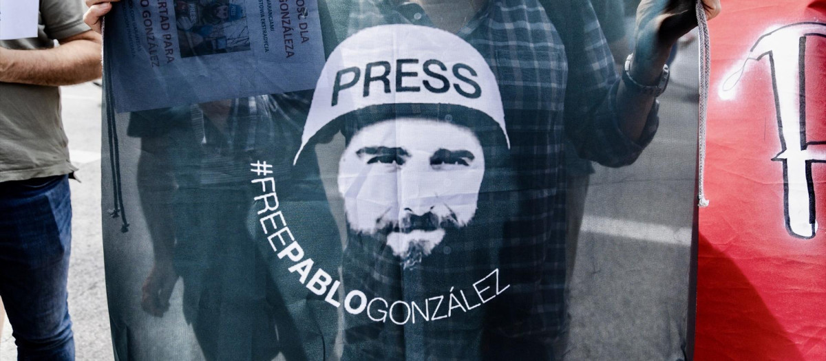 (Foto de ARCHIVO)
Un hombre con un pañuelo con la cara de Pablo González durante una concentración por la liberación del periodista Pablo González, ante el consulado de Polonia en Madrid, a 26 de junio de 2024, en Madrid (España). Distintas asociaciones de periodistas y prensa han convocado hoy una concentración por la liberación de Pablo González, en prisión preventiva en Polonia desde hace 28 meses. El joven fue detenido por las autoridades polacas en la frontera con Ucrania, acusado de ser un espía ruso.
Carlos Luján / Europa Press
26 JUNIO 2024;PRENSA;LIBERTAD;PERIODISTA;PABLO GONZALEZ
26/6/2024