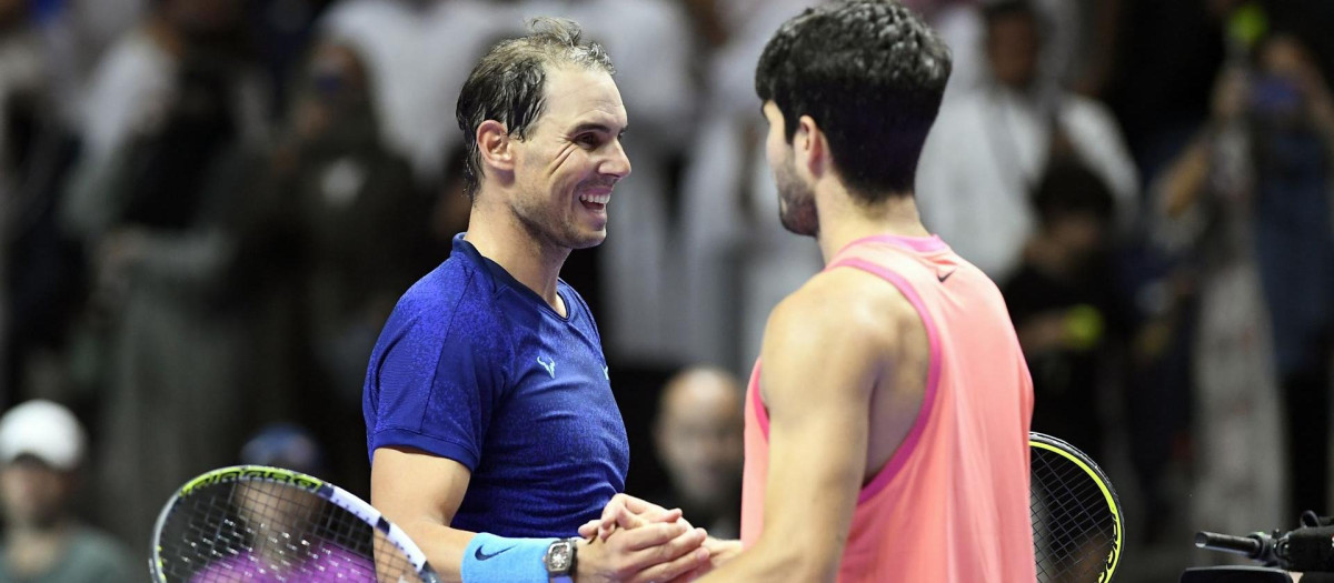 Rafael Nadal y Carlos Alcaraz se saludan al acabar el partido del Six Kings Slam