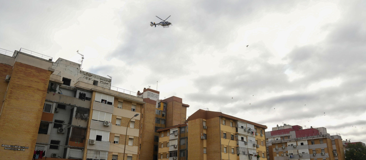 Un helicóptero de la Policía sobrevuela las Tres Mil Viviendas, el barrio más pobre de España, tras el reciente tiroteo