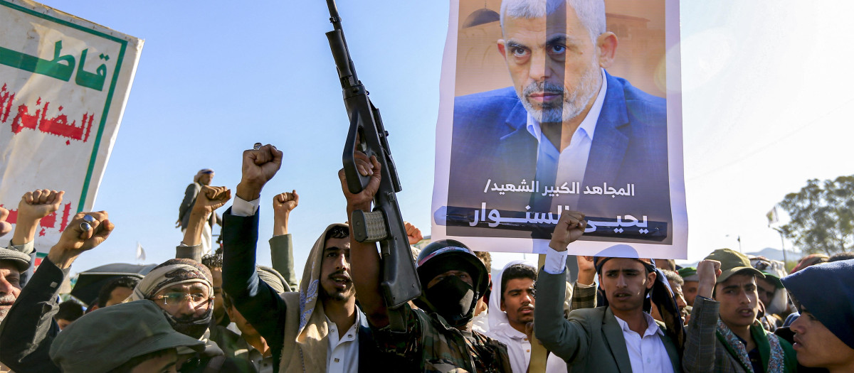 Partidarios de los hutíes de Yemen corean consignas mientras se reúnen con una foto del líder asesinado de Hamás, Yahya Sinwar