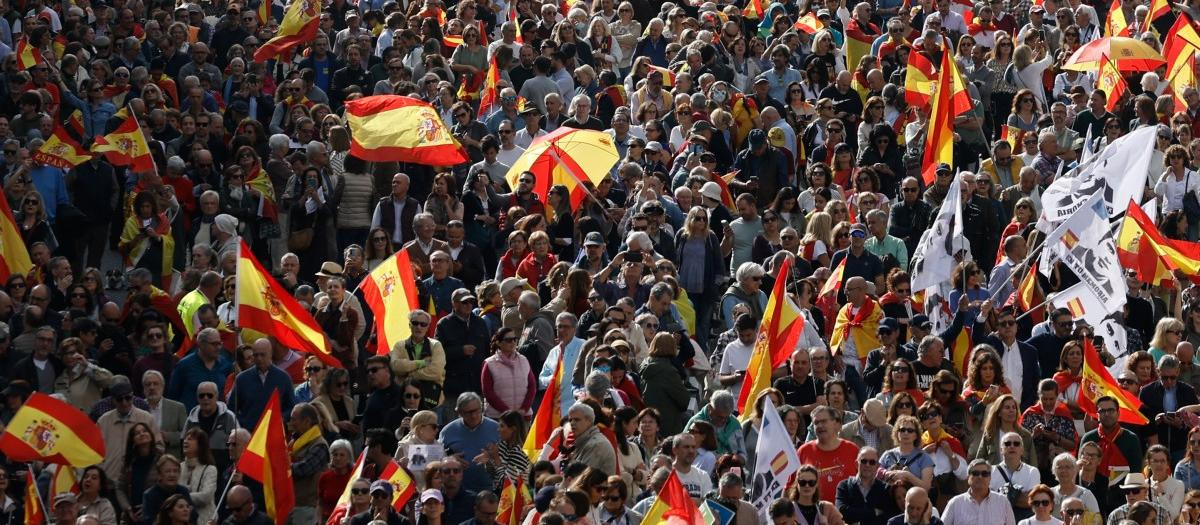 Extracto de una parte de la multitud que se ha dado cita este domingo en la Plaza de Castilla de Madrid.