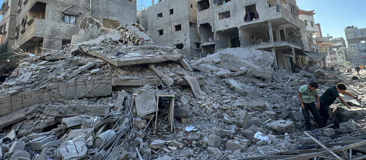 Palestinos inspeccionan los daños causados por un ataque aéreo israelí la noche anterior en Beit Lahia, en el norte de la Franja de Gaza