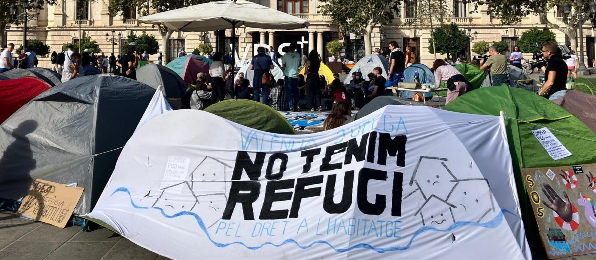 Decenas de manifestantes por el derecho a la vivienda en Valencia acampan en el Ayuntamiento
