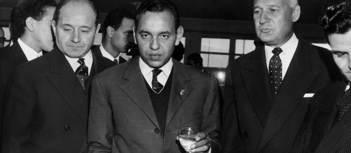 El príncipe de Marruecos Moulay Hassan (futuro rey Hassan II) con el coronel Touya (izq.) y André Louis Dubois, ex embajador de Francia en Marruecos