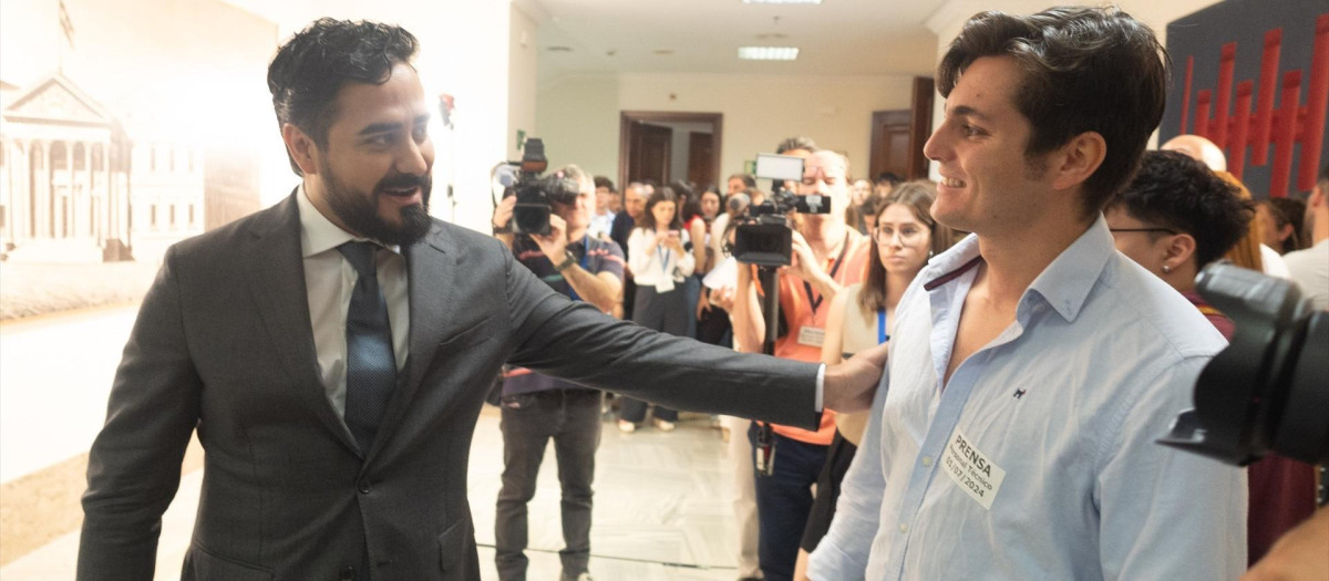 El eurodiputado electo Luis 'Alvise' Pérez Fernández, líder de la agrupación Se Acabó la Fiesta (i), saluda a su llegada al acto de acatamiento a la Constitución de los candidatos proclamados electos tras las elecciones al Parlamento Europeo, en el Congreso de los Diputados, a 1 de julio de 2024, en Madrid (España). Los 61 nuevos eurodiputados que resultaron elegidos en las elecciones del pasado 9 de junio asisten al Congreso para proceder al acto de promesa o juramento de la Constitución, un trámite que la legislación española considera necesario para poder recibir la credencial que permita tomar posesión del escaño en el Parlamento Europeo.

Eduardo Parra / Europa Press
01 JULIO 2024;MADRID;EURODIPUTADOS;CONGRESO DE LOS DIPUTADOS;CONSTITUCIÓN
01/7/2024