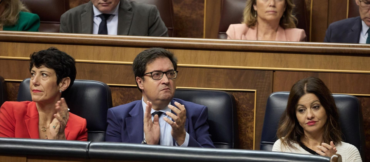 La ministra de Inclusión, Seguridad Social y Migraciones, Elma Saiz; el ministro para la Transformación Digital, Óscar López y la ministra de Infancia y Juventud, Sira Rego, durante una sesión de control al Gobierno, en el Congreso de los Diputados