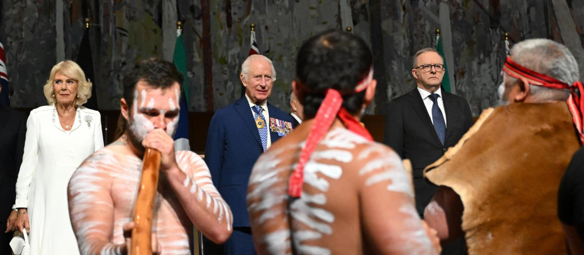 Camila, Carlos III y el primer ministro australiano en una actuación aborigen en el Parlamento de Canberra