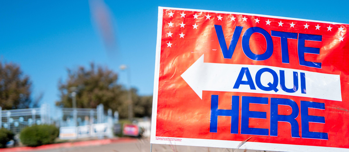 Un carteñ indicando el lugar donde votar en Austin, Texas