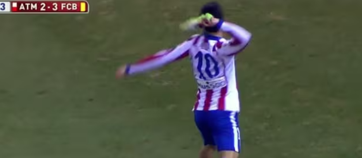 Arda Turan lanzó una bota a Gil Manzano en 2015