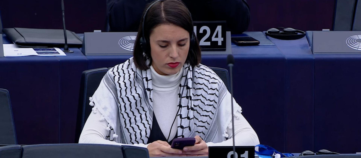 Irene Montero es reprendida por portar un pañuelo palestino en el Parlamento Europeo