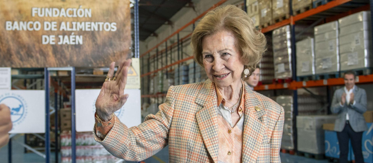Doña Sofía saluda este martes en el Banco de Alimentos de Jaén