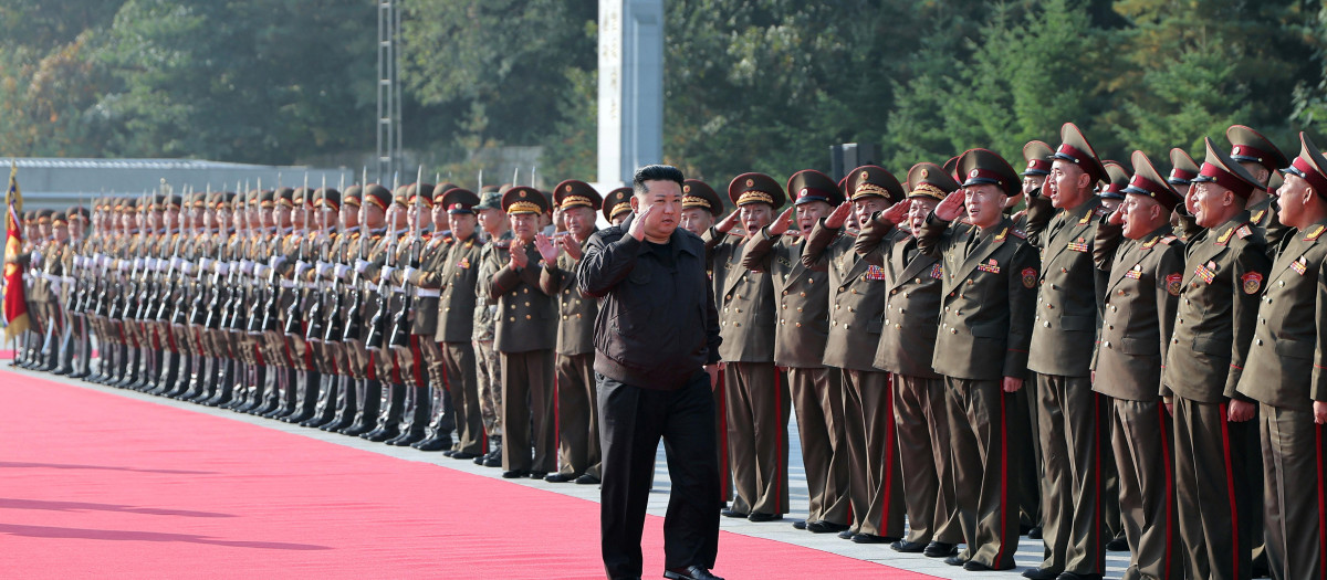 Kim Jong-un visitando el comando del 2º Cuerpo del Ejército Popular de Corea del Norte
