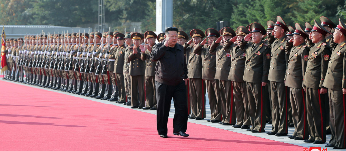 Kim Jong-un visitando el comando del 2º Cuerpo del Ejército Popular de Corea del Norte