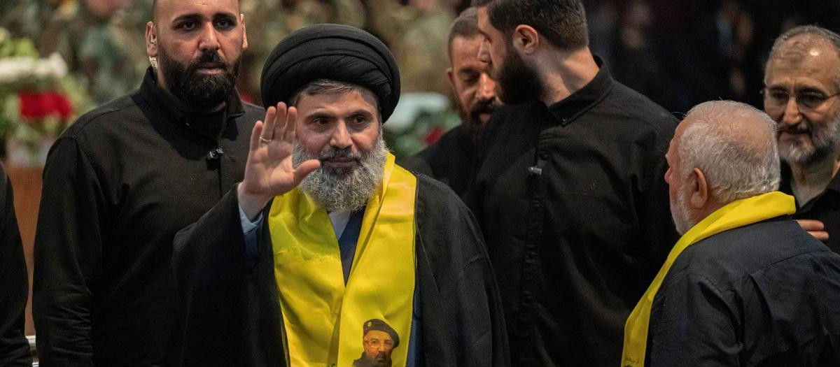Hashem Safieddine (C), alto funcionario de Hezbolá, asiste a la ceremonia fúnebre de un comandante superior asesinado