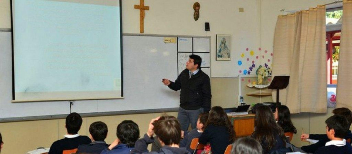 Varios alumnos asisten a una clase de Religión