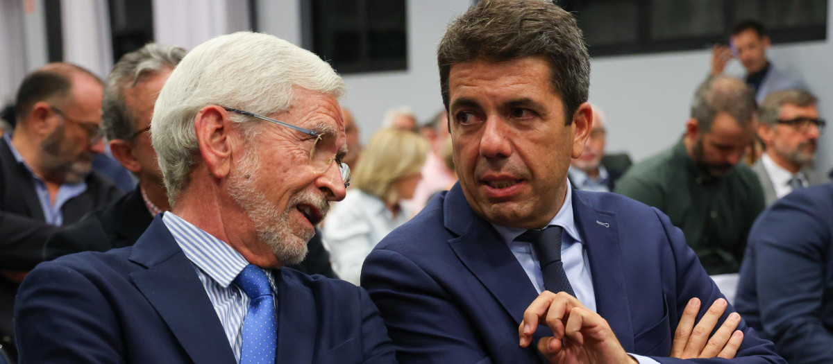 A la derecha, el presidente valenciano y líder del PPCV, Carlos Mazón, en un acto, esta semana