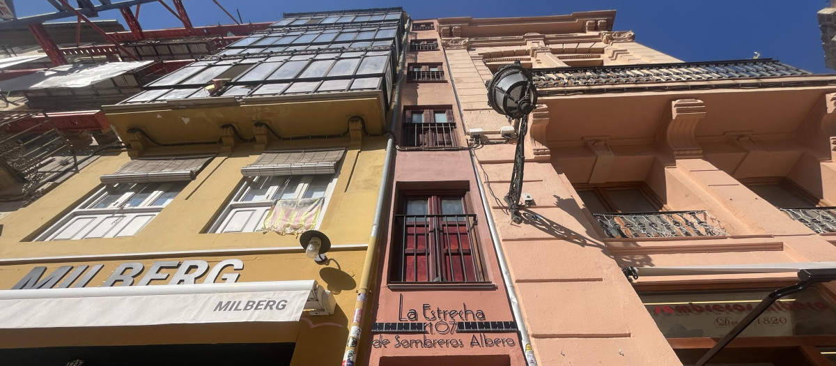 Vista de toda la fachada de solo 107cm de anchura, actualmente integrada en apartamentos y un bar en la plata baja