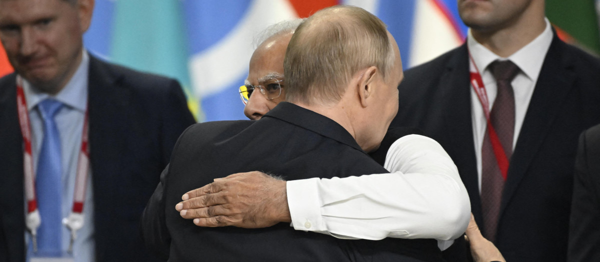 Modi, primer ministro indio, abraza a Putin, presidente de Rusia, en la cumbre de los BRICS en Kazan