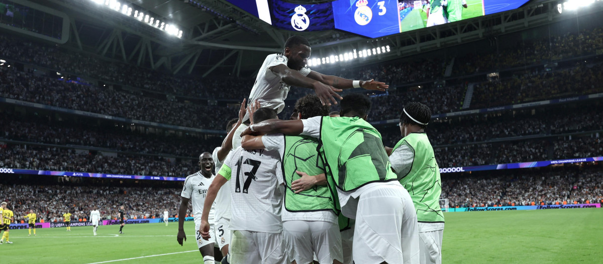 Los futbolistas del Real Madrid celebran uno de los goles ante el Borussia Dortmund