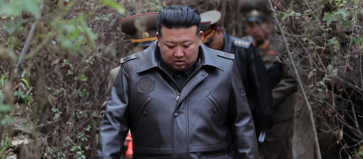 El líder de Corea del Norte, Kim Jong-un visitando una base de misiles
