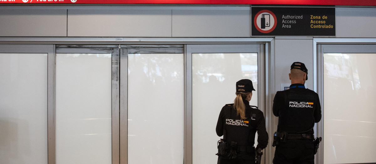 Dos agentes de la Policía Nacional en el aeropuerto de Barajas