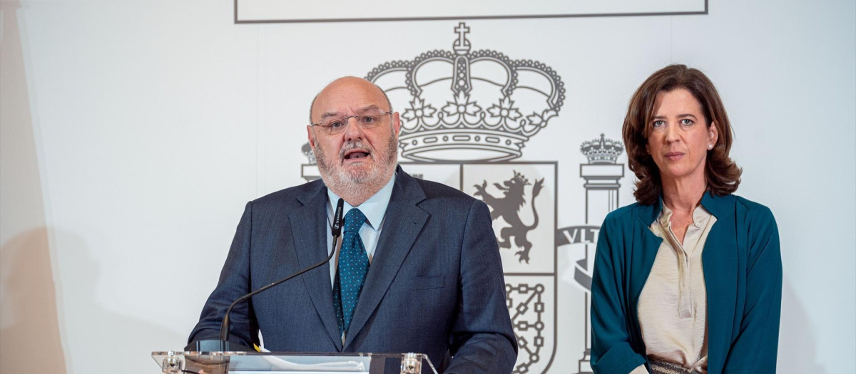 El director general de CECA, José María Méndez y la presidenta y consejera delegada de la Asociación Española de Banca (AEB) y presidenta de la Fundación AEB, Alejandra Kindenlán, comparecen tras un encuentro con representantes de entidades financieras y asociaciones de usuarios para analizar la aplicación del Código de Buenas Prácticas bancario, en la sede del Ministerio, a 9 de marzo de 2023, en Madrid (España). La vicepresidenta se reúne con la banca y usuarios para revisar la aplicación de los tres códigos de buenas prácticas adoptados en el último año, 2022, por las entidades bancarias en colaboración con el ministerio de Economía, y la posibilidad de tomar o no medidas adicionales. Algunos de los protocolos adquiridos fueron 
las medidas que mejoran la atención a las personas mayores y a personas con discapacidad, mejorar el servicio físico en zonas rurales, y los códigos de buenas prácticas para familias con hipotecas variables y en dificultades por la subida de tipos de interés.

Gabriel Luengas / Europa Press
09 MARZO 2023;CALVIÑO;CODIGO;BUENAS PRACTICAS;ENTIDADES;ENTIDADES FINANCIERAS;USUARIOS
09/3/2023