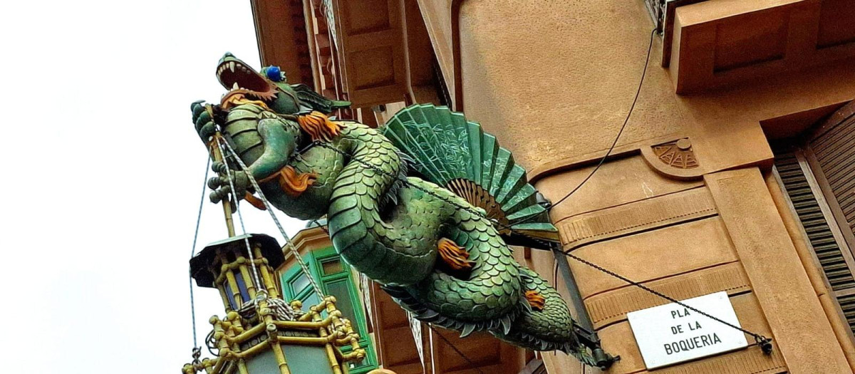 El dragón de hierro forjado en la esquina de la "Casa de los Paraguas"