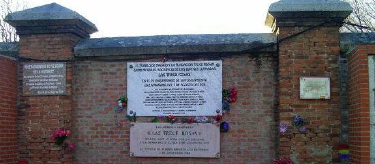 Tapia del cementerio de la Almudena con la placa de Las 13 Rosas