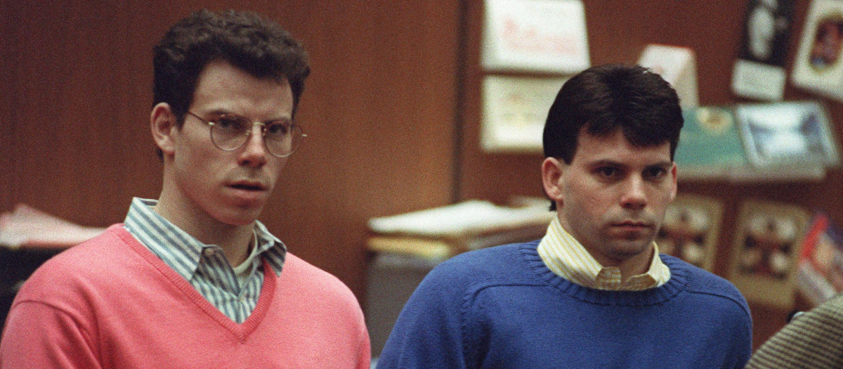 Erik Menéndez (izq.) y su hermano Lyle (der.) escuchan durante una audiencia previa al juicio, el 29 de diciembre de 1992 en Los Ángeles