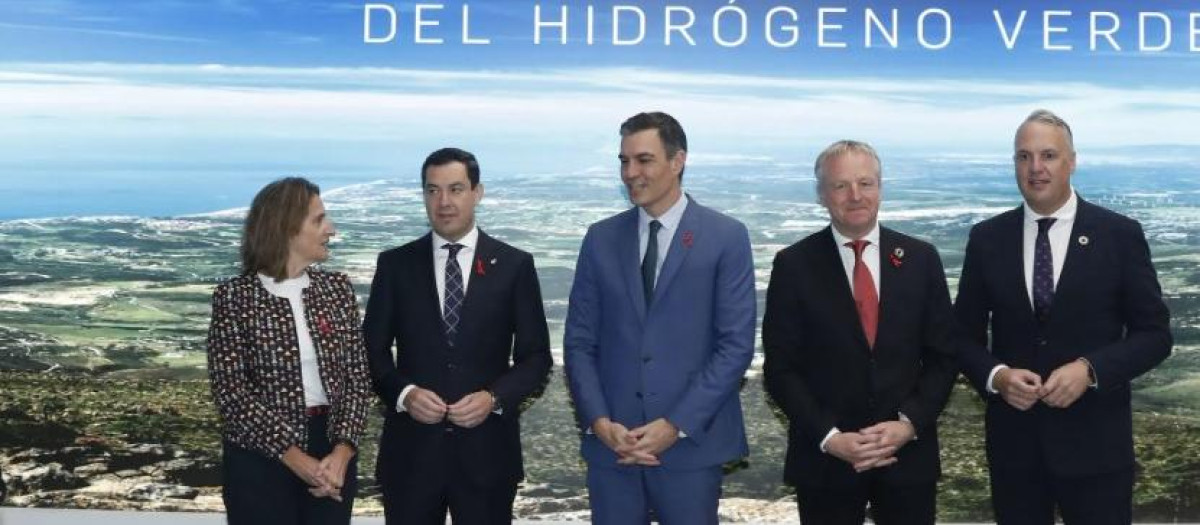 Teresa Ribera, Juanma Moreno, Pedro Sánchez y Martin Wetselaar, en 2022 durante la presentación del Valle Andaluz del Hidrógeno