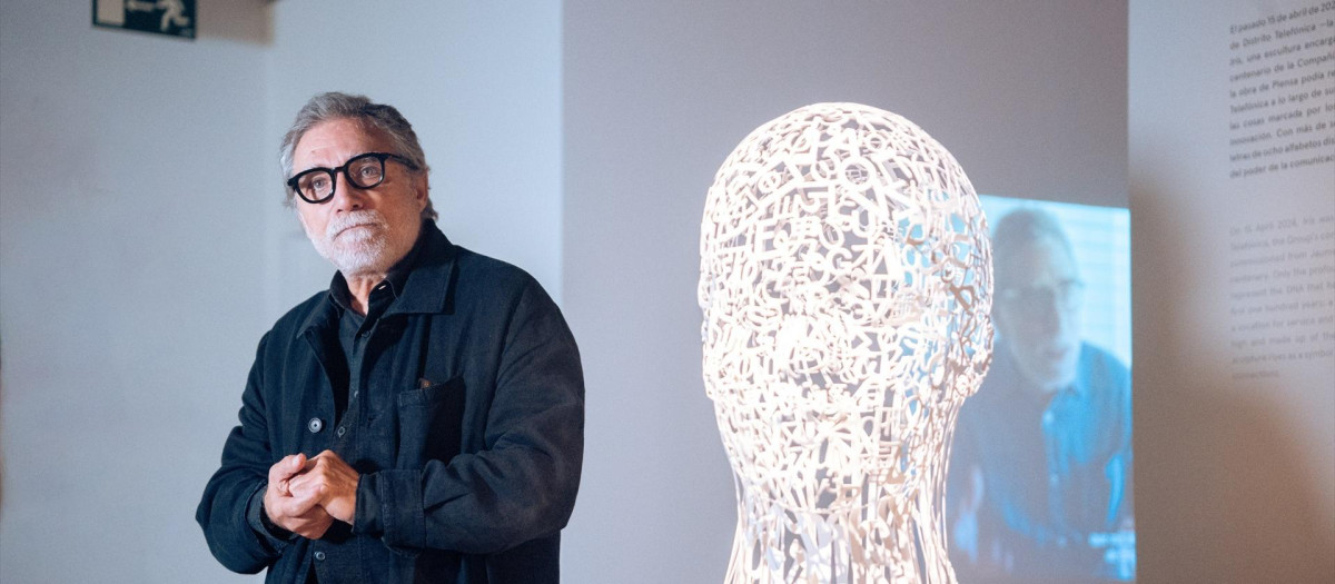 (Foto de ARCHIVO)
El artista Jaume Plensa durante la presentación de la exposición ‘Jaume Plensa. Materia interior’, en el Espacio Fundación Telefónica, a 15 de octubre de 2024, en Madrid (España). La exposición reúne quince obras escultóricas del artista, donde reflexiona sobre la condición humana, que abarcan más de 35 años de trayectoria. Estará disponible en el Espacio Fundación Telefónica desde el 17 de octubre de 2024 hasta el 4 de mayo de 2025.

Gabriel Luengas / Europa Press
15/10/2024