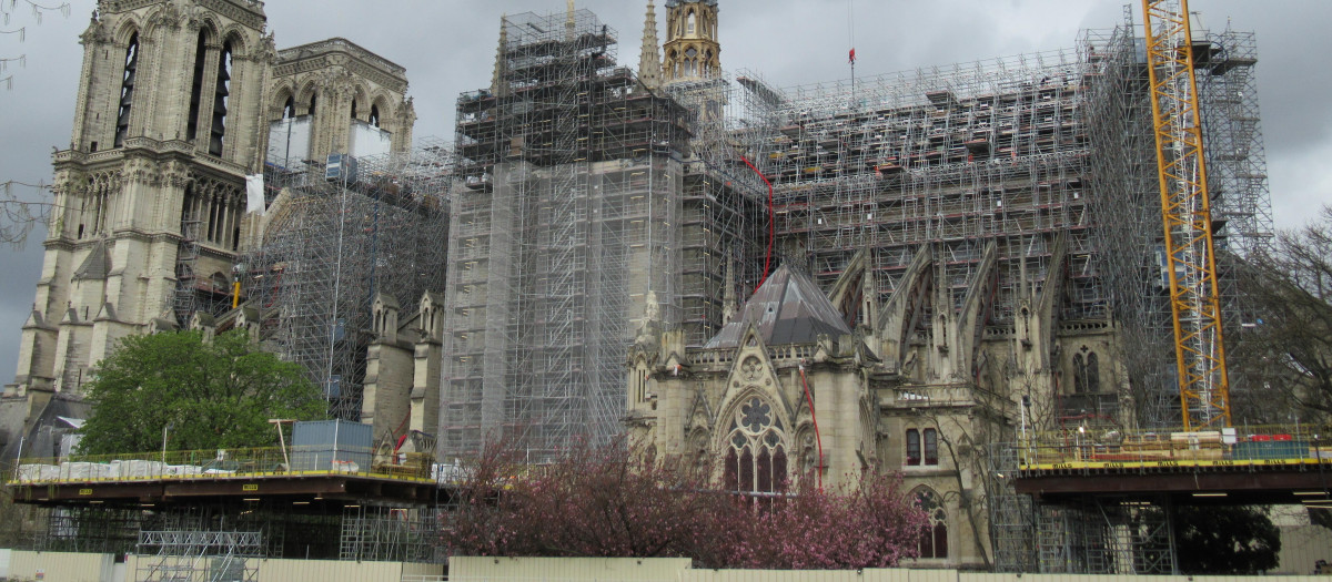 (Foto de ARCHIVO)
09 April 2024, France, Paris: A crane stands next to Catholic cathedral Notre-Dame, around five years after the major fire that partially destroyed the church on April 15 and 16, 2019. The spire and the facades of the northern and southern transept as well as the roof truss should be largely restored by the time of the Olympics. Photo: Sabine Glaubitz/dpa
09/4/2024 ONLY FOR USE IN SPAIN
