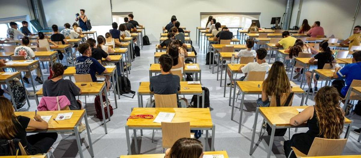 Varios estudiantes en el primer día de las pruebas de Selectividad en Baleares