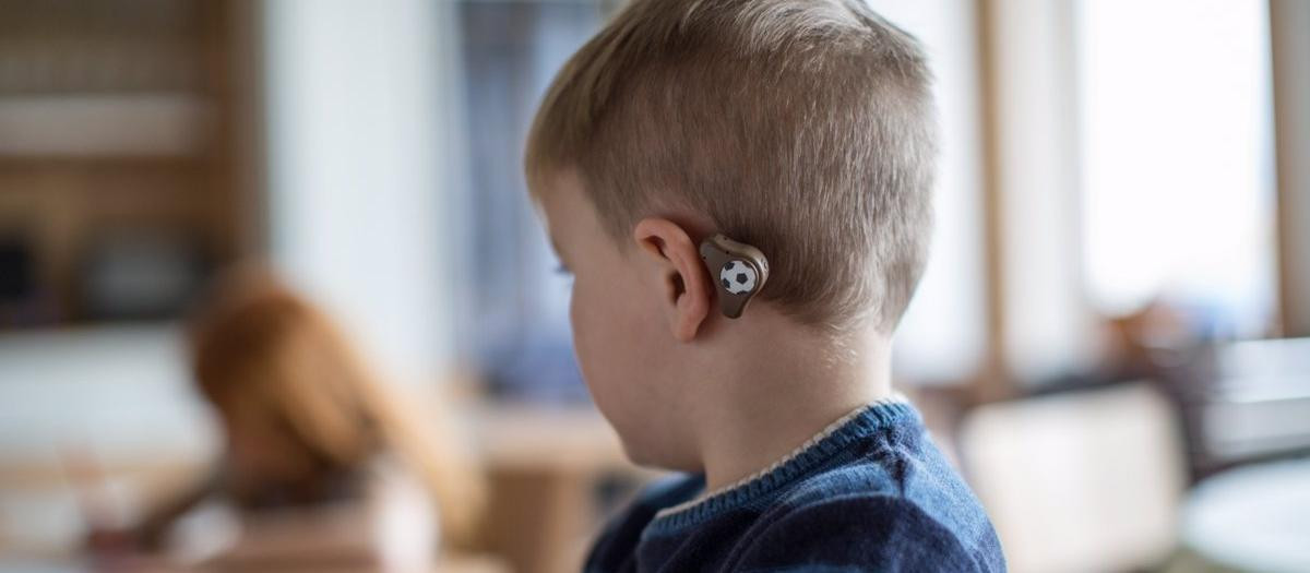 Hasta hoy, la solución pasaba por un implante coclear o audífonos para paliar la sordera infantil