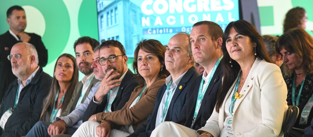 Varios integrantes de Junts durante el congreso de Junts, a 25 de octubre de 2024, en Calella, Barcelona, Cataluña (España). Hoy, arranca en Calella el congreso de Junts, que durará todo el fin de semana y en el que el expresidente de la Generalitat Carles Puigdemont recupera la presidencia del partido tras dejarla en 2022. La cita también supone la irrupción y ascenso de nuevas personalidades al partido. El congreso empieza con 354 enmiendas vivas de las 2.863 que se presentaron inicialmente, gran parte de ellas corresponden a la ponencia de organización.
Glòria Sánchez / Europa Press
25 OCTUBRE 2024;JUNTS;CONGRESO;POLÍTICA
25/10/2024