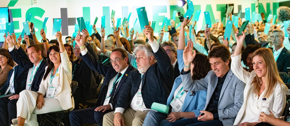 Varios integrantes de Junts durante el congreso de Junts, a 25 de octubre de 2024, en Calella, Barcelona, Cataluña (España). Hoy, arranca en Calella el congreso de Junts, que durará todo el fin de semana y en el que el expresidente de la Generalitat Carles Puigdemont recupera la presidencia del partido tras dejarla en 2022. La cita también supone la irrupción y ascenso de nuevas personalidades al partido. El congreso empieza con 354 enmiendas vivas de las 2.863 que se presentaron inicialmente, gran parte de ellas corresponden a la ponencia de organización.

Glòria Sánchez / Europa Press
25 OCTUBRE 2024;JUNTS;CONGRESO;POLÍTICA
25/10/2024
