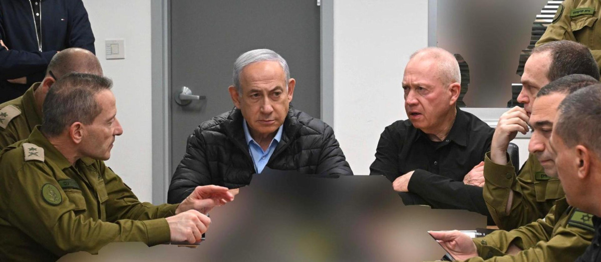 El primer ministro Benjamín Netanyahu siguiendo el ataque a Irán este viernes, en la base militar de Kyria en Tel Aviv