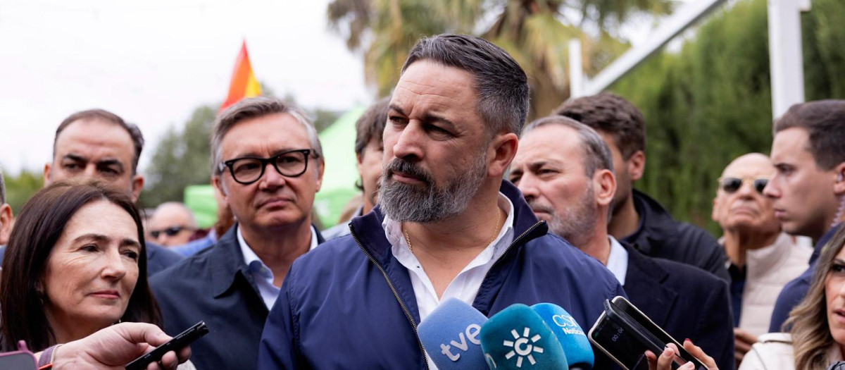 Santiago Abascal atiende a los medios antes de una comida con afiliados en Huelva