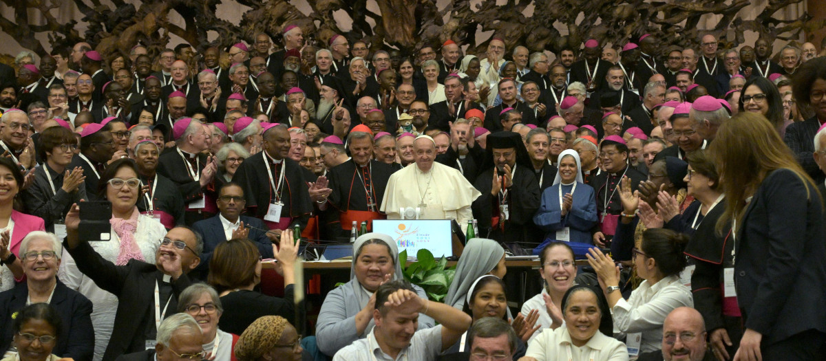 El Papa Francisco con los 368 padres y madres sinodales, tras concluir la última sesión del sínodo