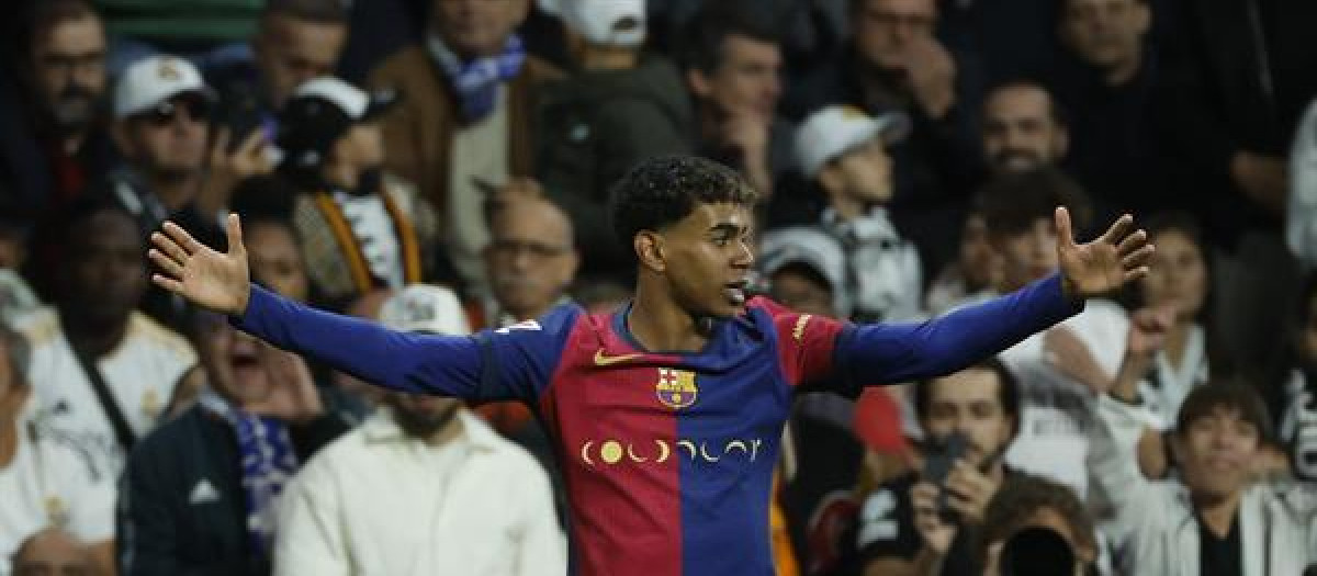 El delantero del FC Barcelona Lamine Yamal celebra tras anotar el tercer gol de su equipo durante el partido de la jornada 11 de LaLiga EA Sports entre el Real Madrid y el FC Barcelona