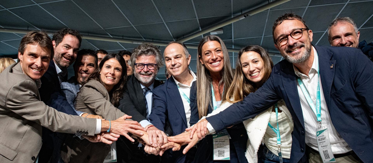 La nueva cúpula de Junts posa sin Puigdemont en la clausura del congreso
