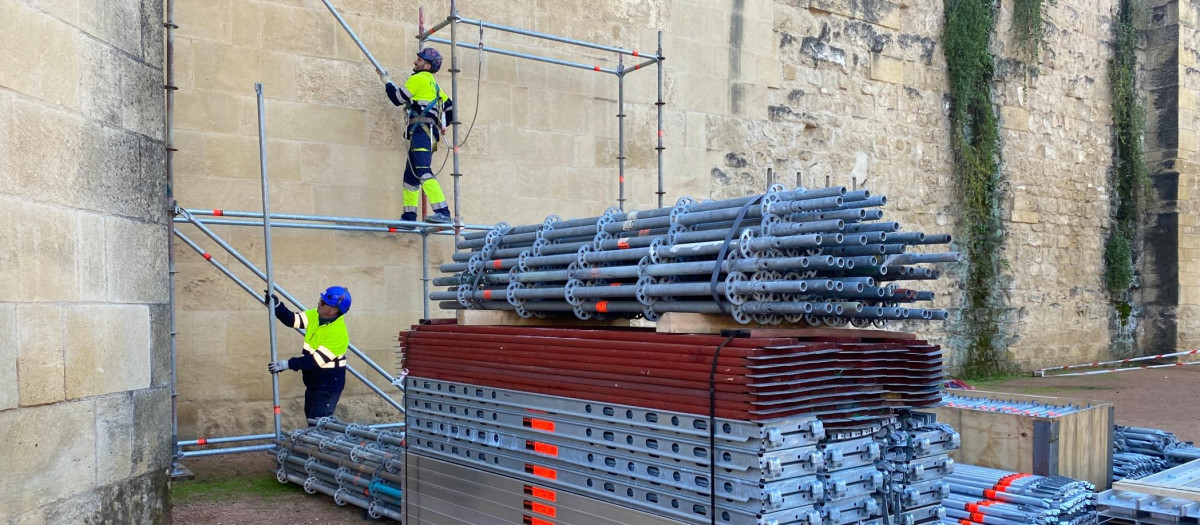 Instalación de andamios en el Alcázar de los Reyes Cristianos