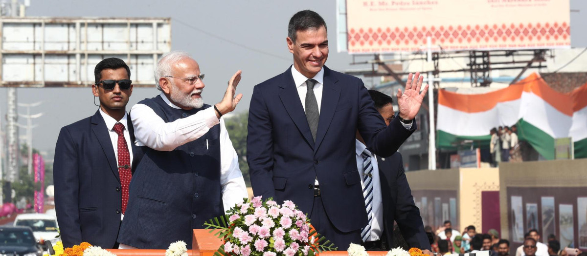El presidente del Gobierno, Pedro Sánchez, junto al primer ministro de la India, Narendra Modi