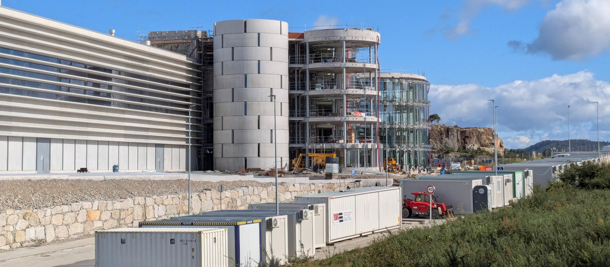 Estructuras cilíndricas que Estrella Galicia construye en su nueva fábrica de Arteixo (La Coruña)